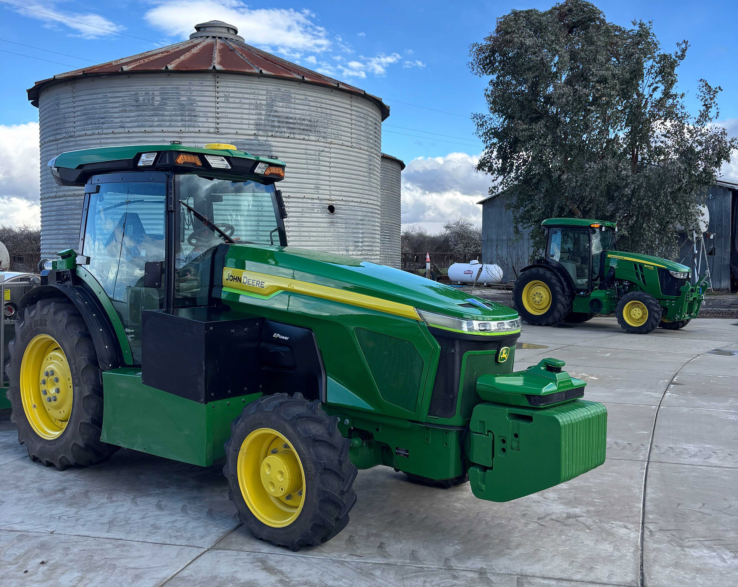 John-Deere-EV-Tractors-Charging-Forward-01