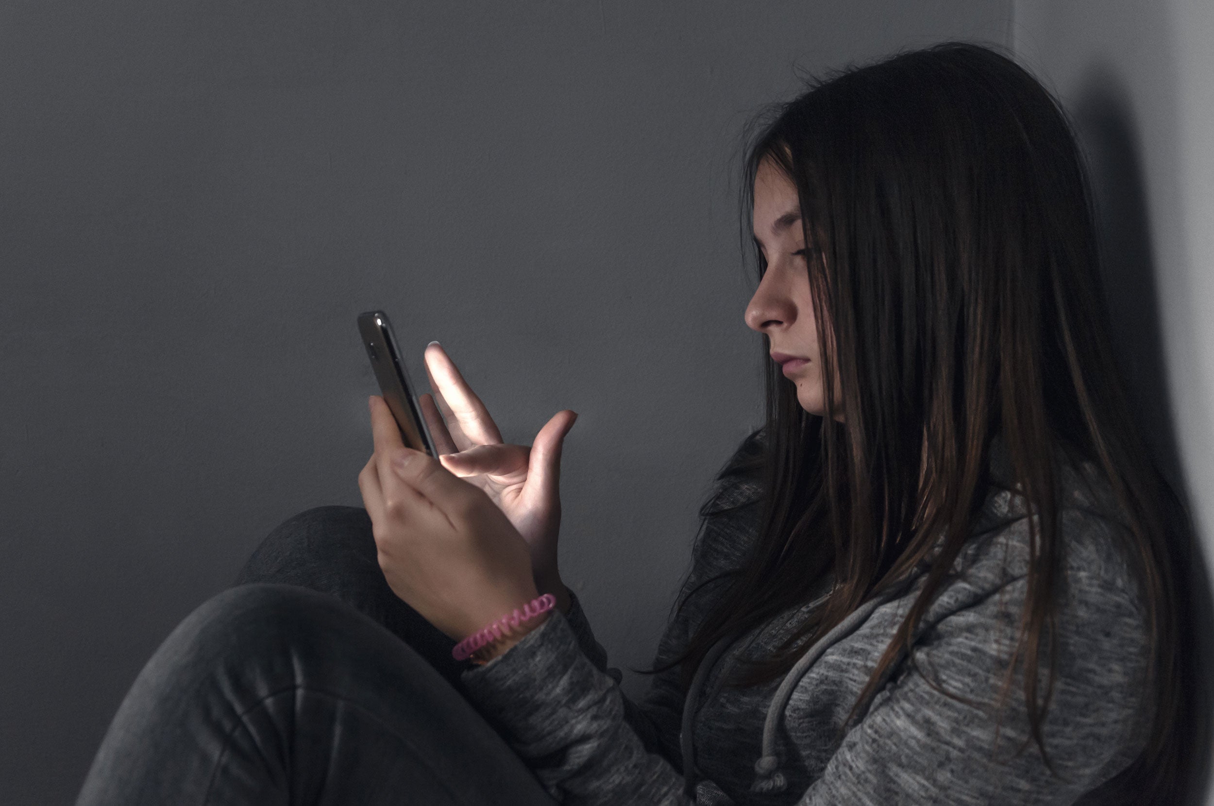 teen-girl-lonely-texting