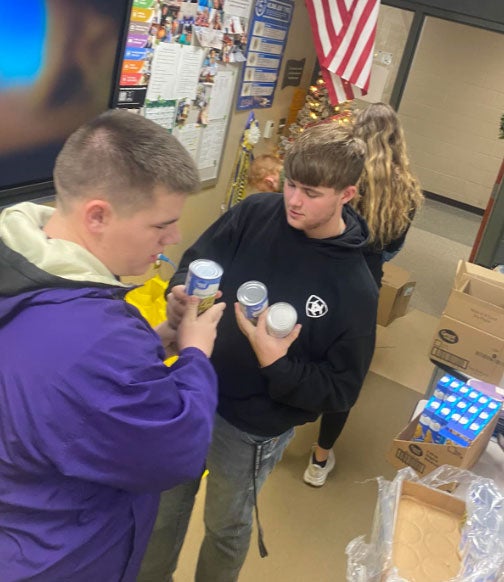 Community-Christmas-Baskets---Paris-FFA-Facebook