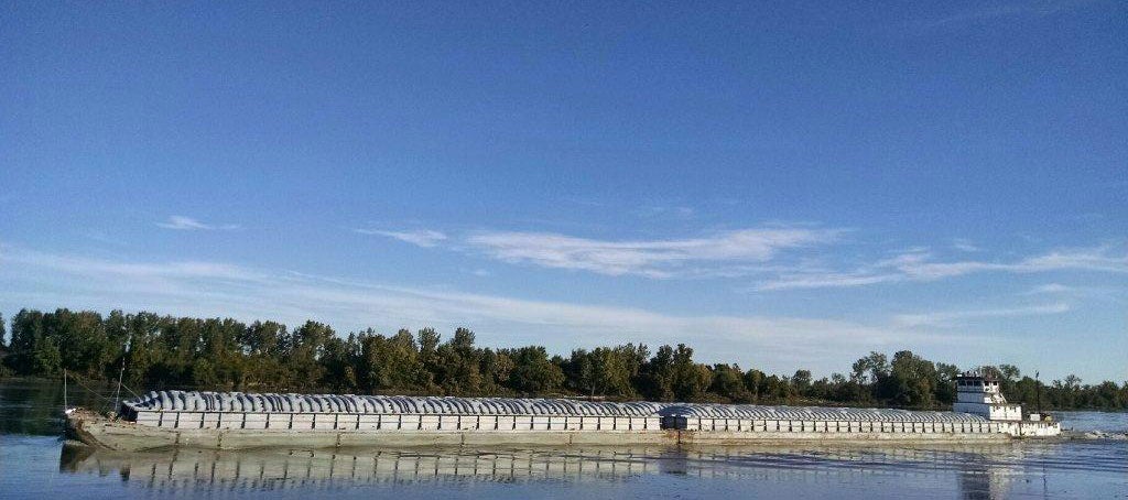 barge-missouri-river